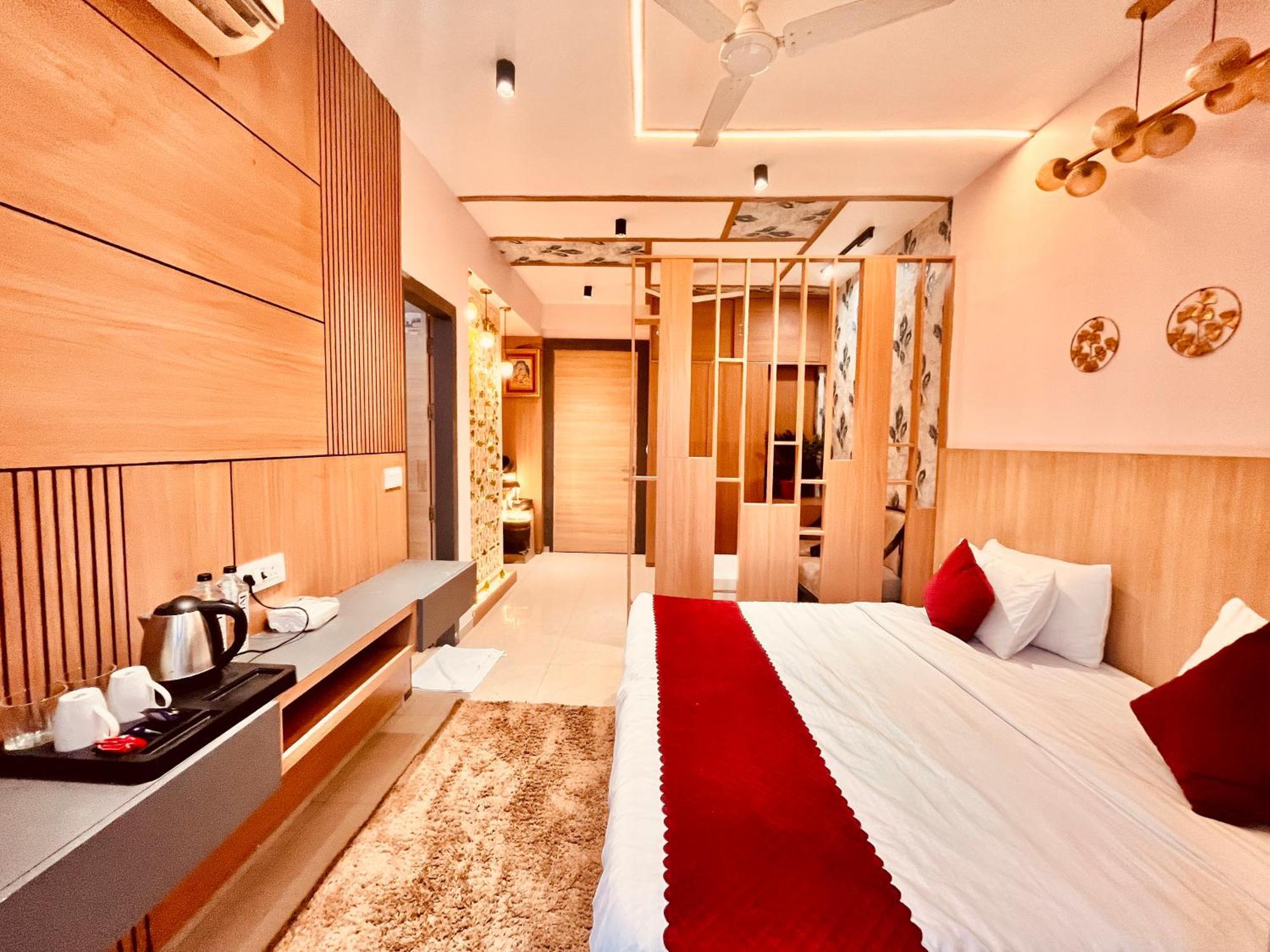 Pearl Grand Boutique Cottage In Omaxe Anandam Vrindavan - #Premium Ac Rooms With Balcony #Big Parking #Lift #Garden #Peaceful Area #Near Prem Mandir #Property Of The Year #Most Awarded Zewnętrze zdjęcie