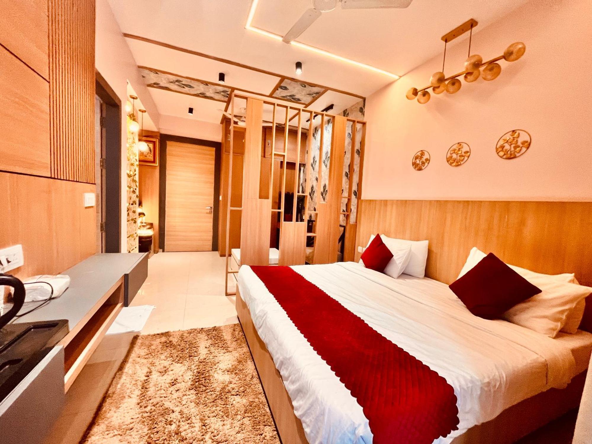 Pearl Grand Boutique Cottage In Omaxe Anandam Vrindavan - #Premium Ac Rooms With Balcony #Big Parking #Lift #Garden #Peaceful Area #Near Prem Mandir #Property Of The Year #Most Awarded Zewnętrze zdjęcie